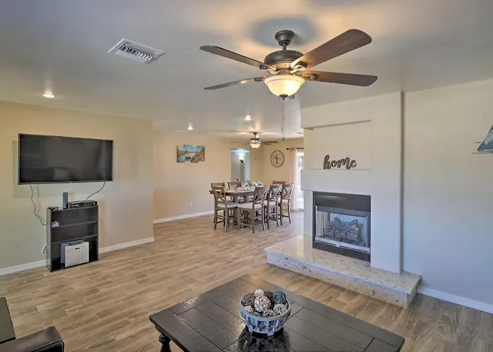 Holiday home < 3 Mi To Havasu: W/ Patio & Grill!